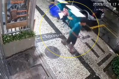 Vídeo: idosa é empurrada após ser abordada por morador de rua na Zona Sul