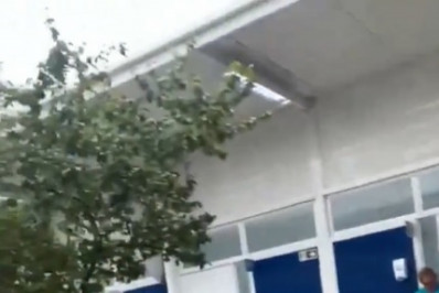 Vídeo: pacientes ficam encurralados em clínica da família durante tiroteio na Maré