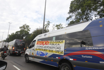 Motoristas de vans fazem carreata em protesto contra a violência