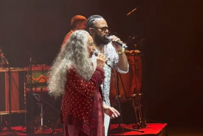 Vídeo! Xande de Pilares canta com Maria Bethânia em show: 'Sonho realizado'