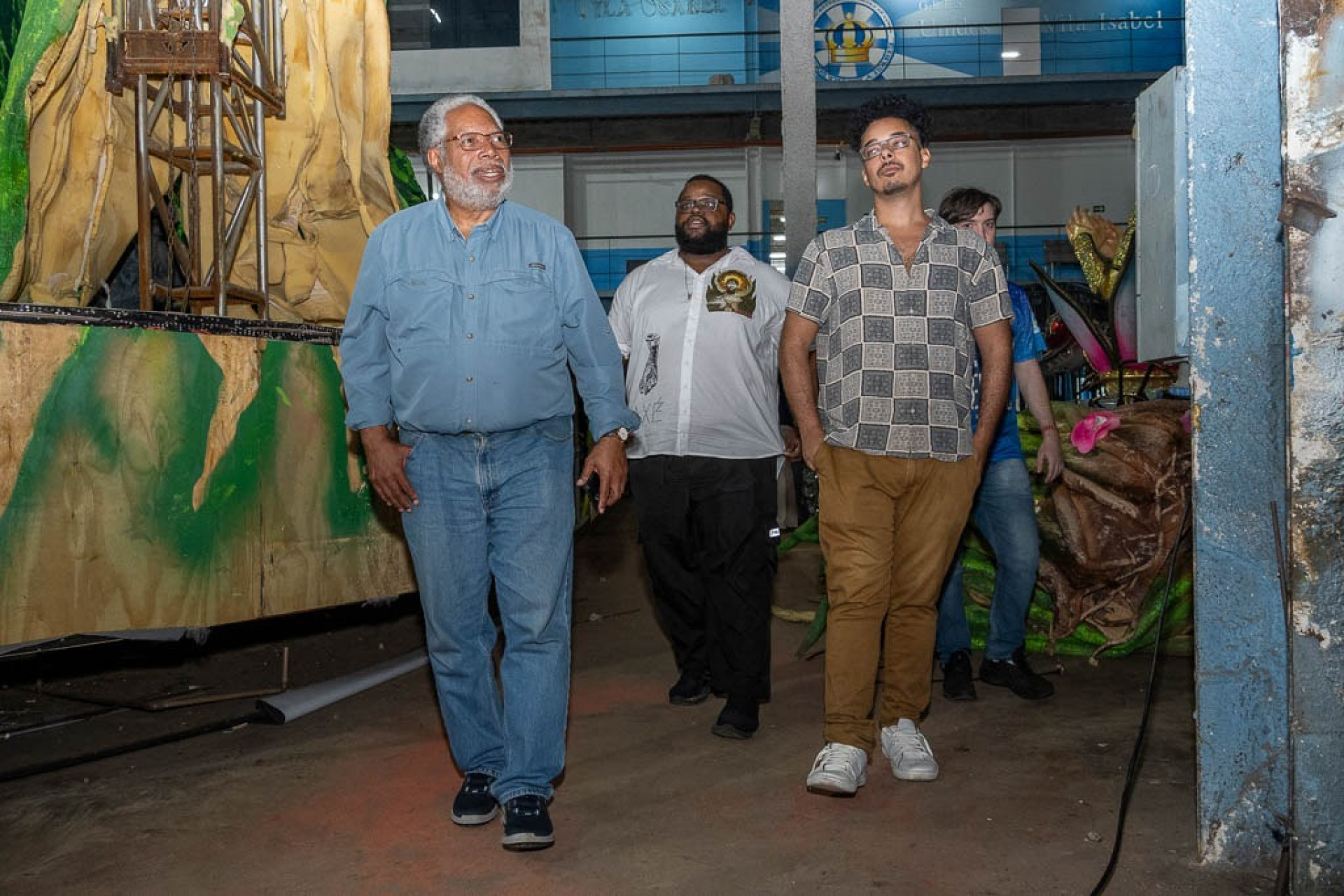 Lonnie G. Bunch III foi recepcionado pelo pesquisador Vinícius Natal, da equipe da Vila Isabel - Divulgação