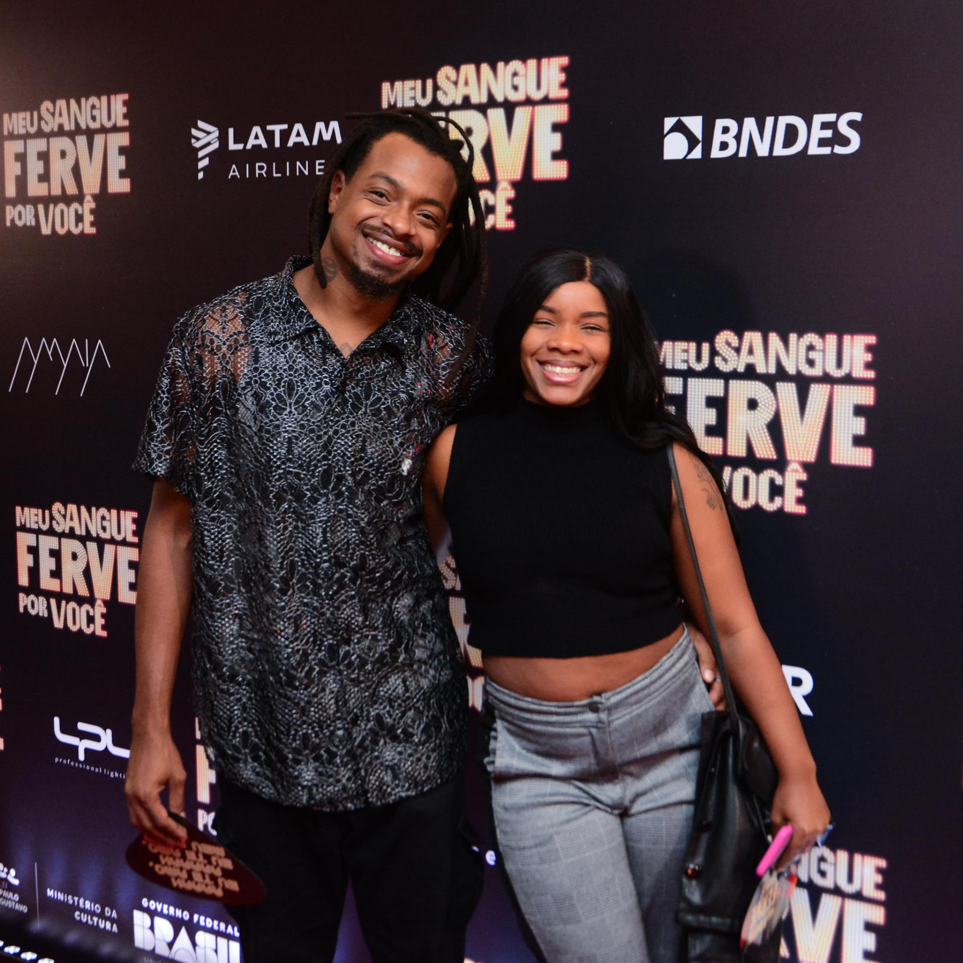 Ex-BBB Luigi e a namorada na pré-estreia do filme sobre Sidney Magal - Webert Belicio / Agnews