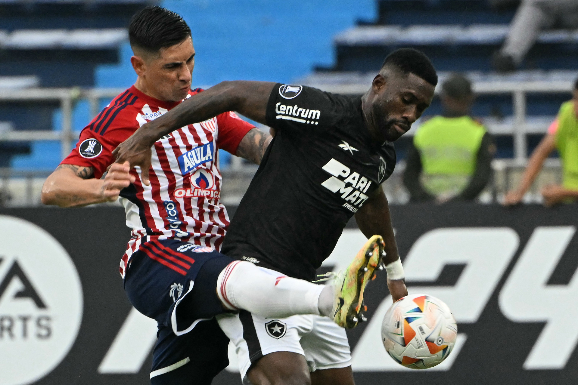 Bastos, do Botafogo, em ação contra o Junior Barranquilla - Luis Acosta/AFP