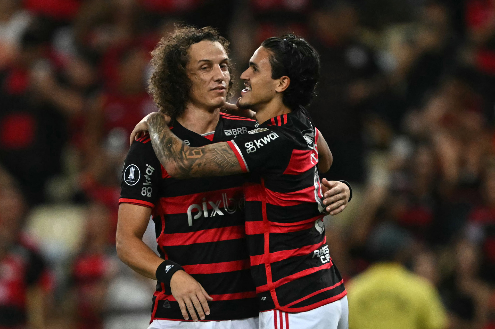 Pedro celebra gol marcado em vit&oacute;ria do Flamengo com David Luiz - MAURO PIMENTEL/AFP