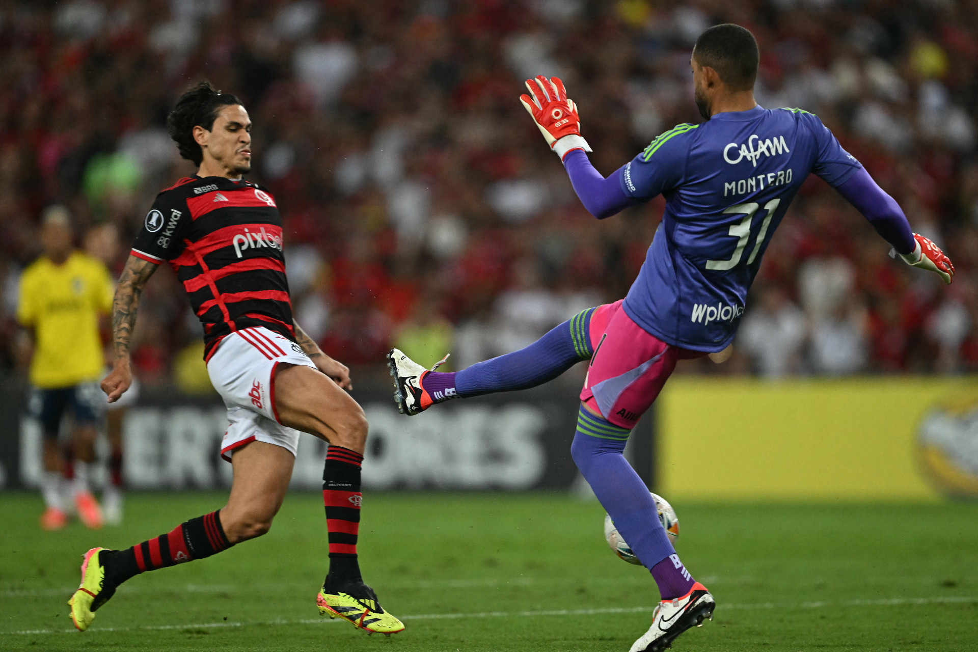 Momento em que Pedro marca o primeiro gol do Flamengo na vit&oacute;ria sobre o Millonarios - Mauro Pimentel/AFP