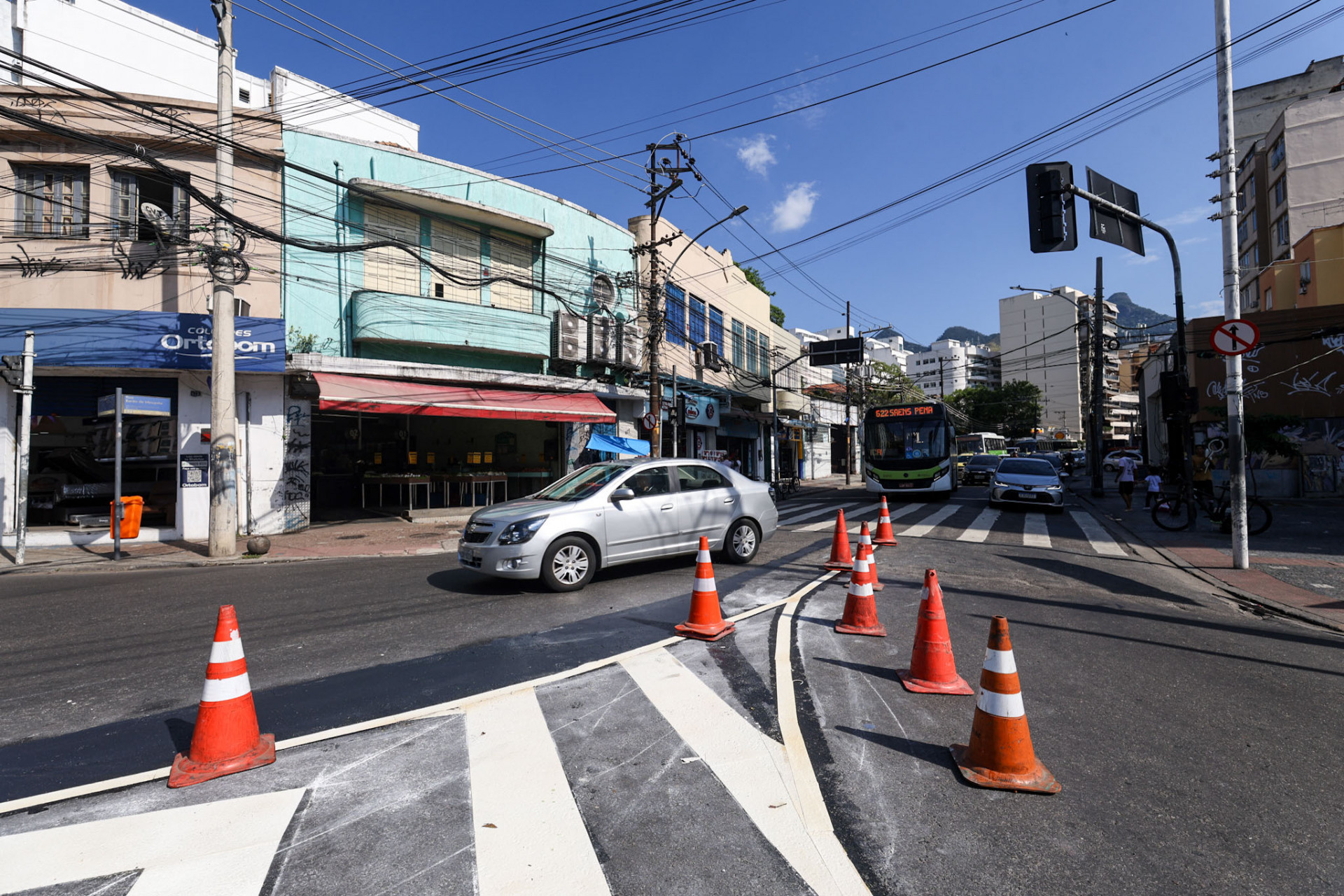 Nova sinaliza&ccedil;&atilde;o no cruzamento da Rua Uruguai com a Bar&atilde;o de Mesquita, na Tijuca, nesta ter&ccedil;a-feira (28) - Renan Areias/Ag&ecirc;ncia O Dia