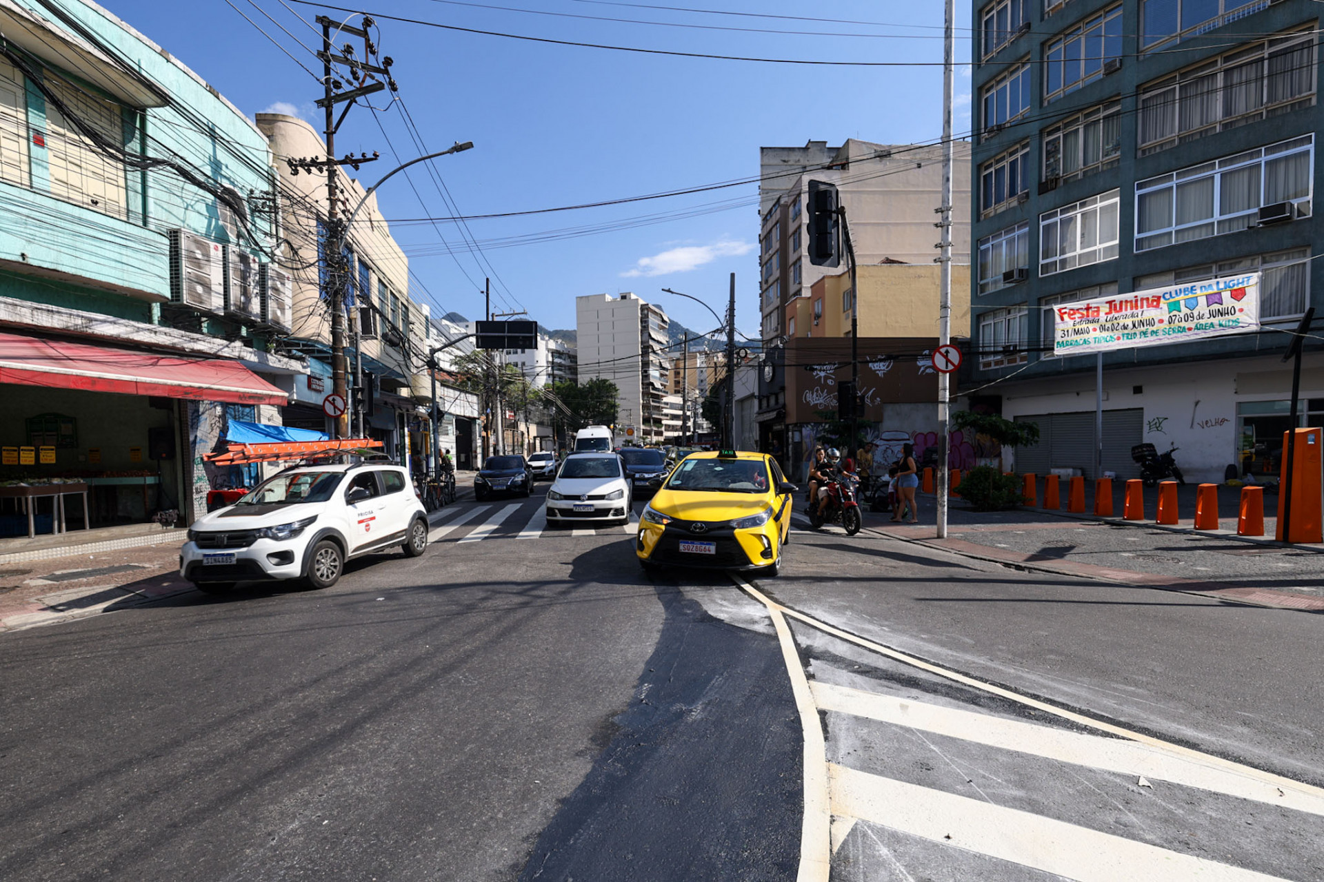 Nova sinaliza&ccedil;&atilde;o no cruzamento da Rua Uruguai com a Bar&atilde;o de Mesquita, na Tijuca, nesta ter&ccedil;a-feira (28) - Renan Areias/Ag&ecirc;ncia O Dia