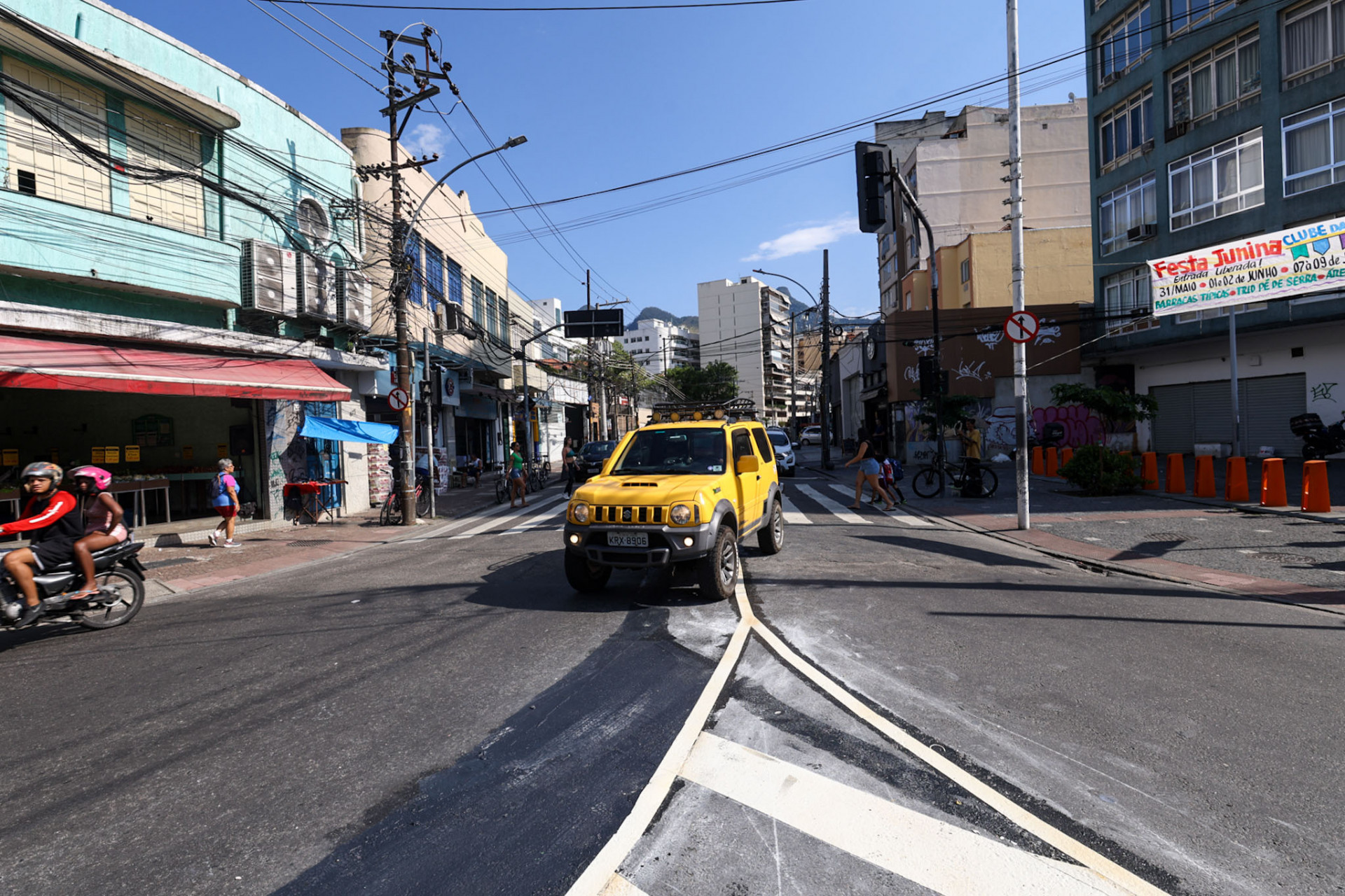 Nova sinaliza&ccedil;&atilde;o no cruzamento da Rua Uruguai com a Bar&atilde;o de Mesquita, na Tijuca, nesta ter&ccedil;a-feira (28) - Renan Areias/Ag&ecirc;ncia O Dia