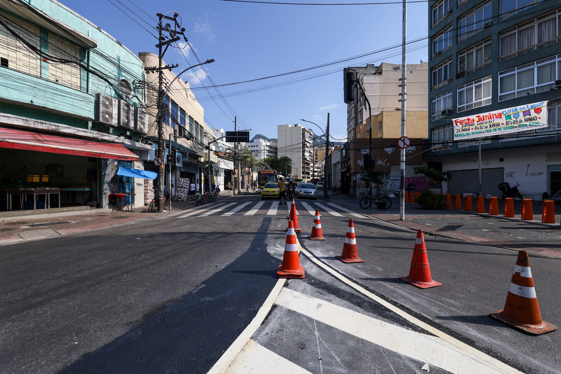 Nova sinaliza&ccedil;&atilde;o no cruzamento da Rua Uruguai com a Bar&atilde;o de Mesquita, na Tijuca, nesta ter&ccedil;a-feira (28) - Renan Areias/Ag&ecirc;ncia O Dia