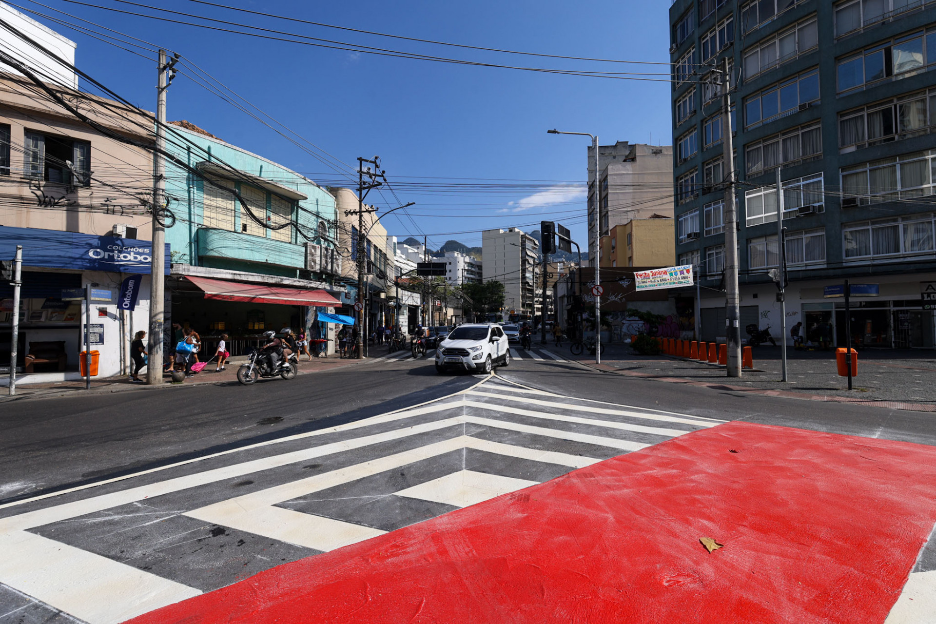 Nova sinaliza&ccedil;&atilde;o no cruzamento da Rua Uruguai com a Bar&atilde;o de Mesquita, na Tijuca, nesta ter&ccedil;a-feira (28) - Renan Areias/Ag&ecirc;ncia O Dia
