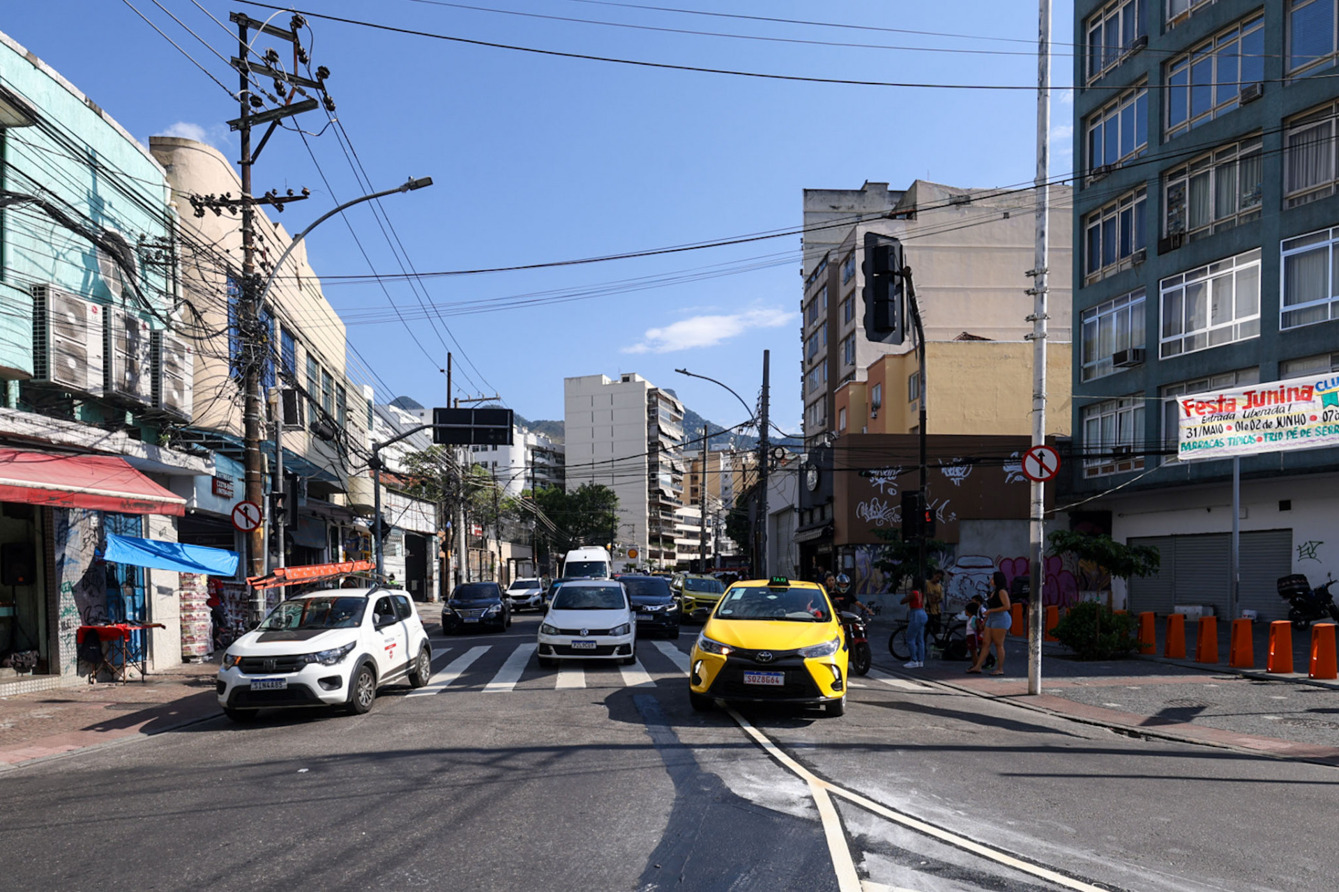 Nova sinaliza&ccedil;&atilde;o no cruzamento da Rua Uruguai com a Bar&atilde;o de Mesquita, na Tijuca, nesta ter&ccedil;a-feira (28) - Renan Areias/Ag&ecirc;ncia O Dia