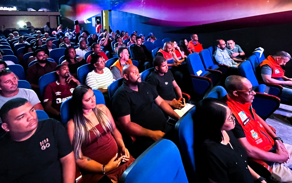 A solenidade de reconhecimento ao trabalho dos voluntários da Defesa Civil foi realizada no Teatro da Cidade