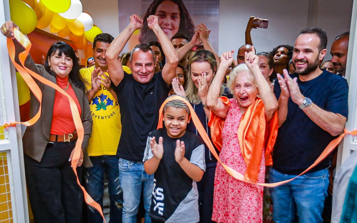 Prefeito Waguinho, deputada Daniela do Waguinho, Zenaide Jansen e secretário Denis Macedo cortaram a faixa de inauguração