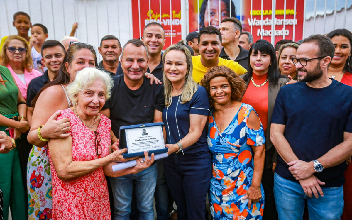 Filha de Wanda Jansen, Zenaide Jansen recebe do prefeito Waguinho e da deputada federal Daniela do Waguinho uma placa de homenagem