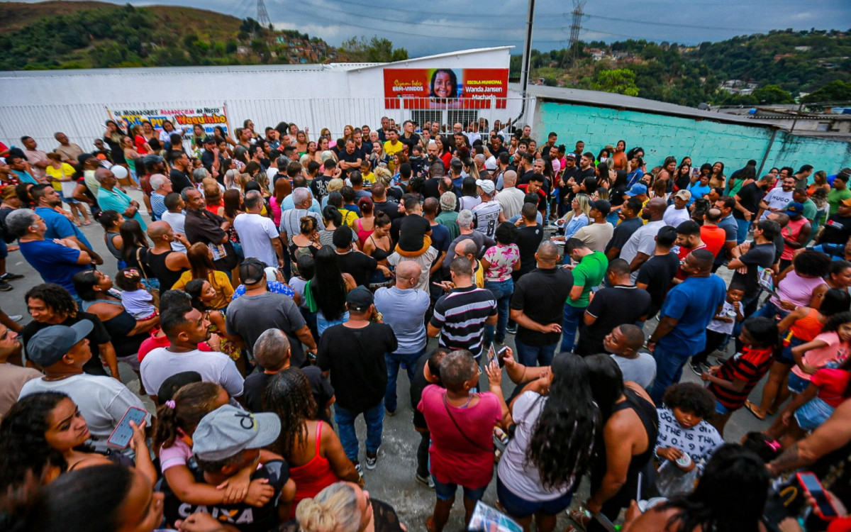 Moradores da região compareceram à inauguração e ficaram felizes com uma escola nova no bairro