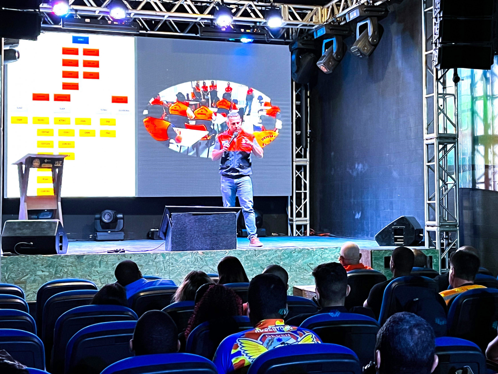 O subcoordenador da REDEC (Regional de Defesa Civil) Baixada Fluminense, major Giovanni Mouta Giglio, foi o respons&aacute;vel pela palestra sobre a redu&ccedil;&atilde;o de desastres - Kristian Amarante / PMBR