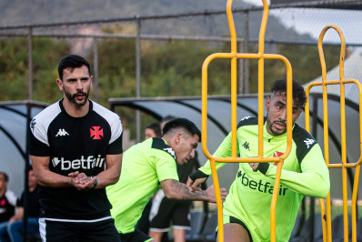 Tradutor de francês, goleiro do Vasco exalta qualidade de Payet: 'Agrega demais'
