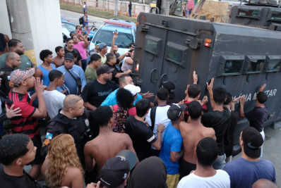 Preso por morte de menina na Ilha deixa delegacia sob protesto e xingamentos