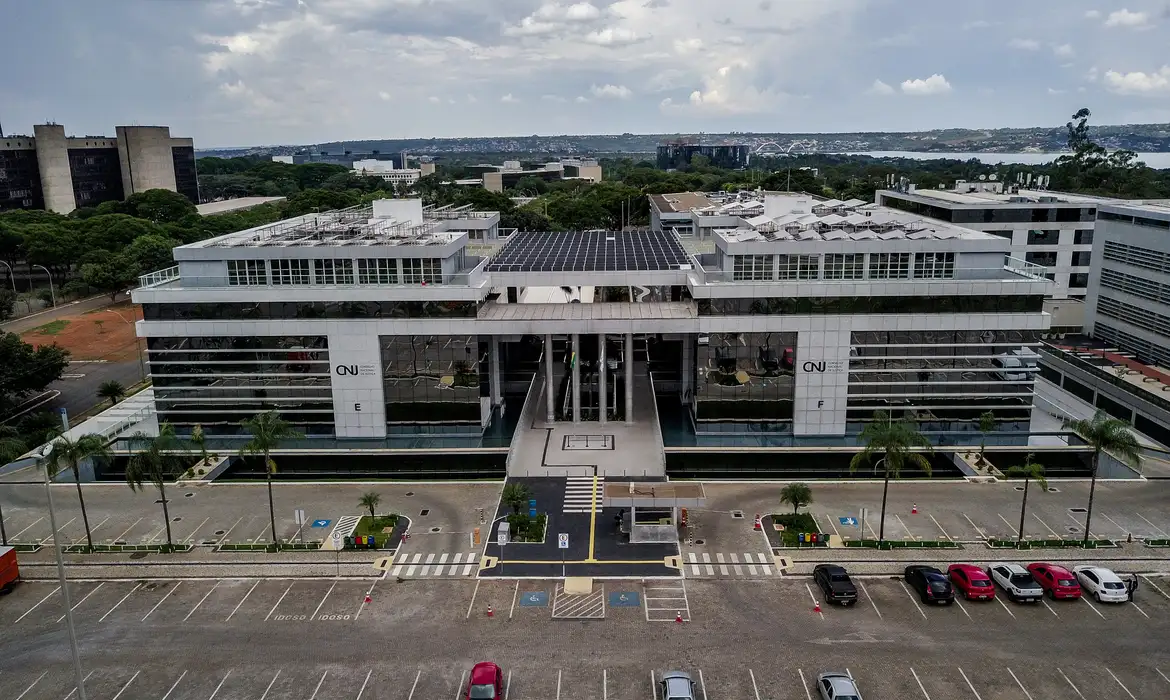 Juiz acusado de mudar decisão para favorecer filho é aposentado com salários