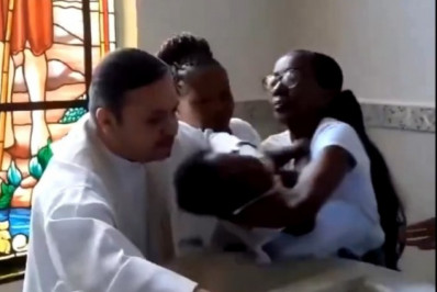 Família presta queixa contra padre após puxão em bebê durante batismo na Região Serrana; veja o vídeo