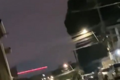 Imagens mostram tiroteio com balas traçantes em comunidade da Baixada; veja vídeos