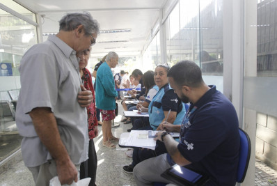 Idosos marcam presença no primeiro dia de vacinação contra variante XBB da covid-19