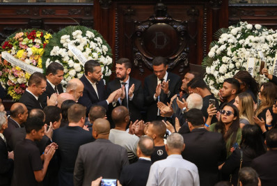 Velório de Otoni de Paula Pai na antiga sede da Alerj é marcado por homenagens 