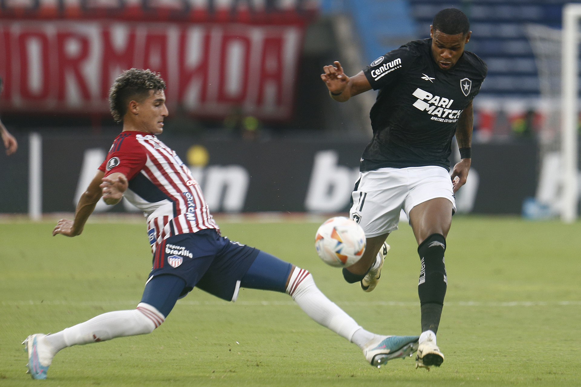 Junior Barranquilla e Botafogo se enfrentaram pela liderança do Grupo D da Libertadores
 - Vitor Silva/Botafogo