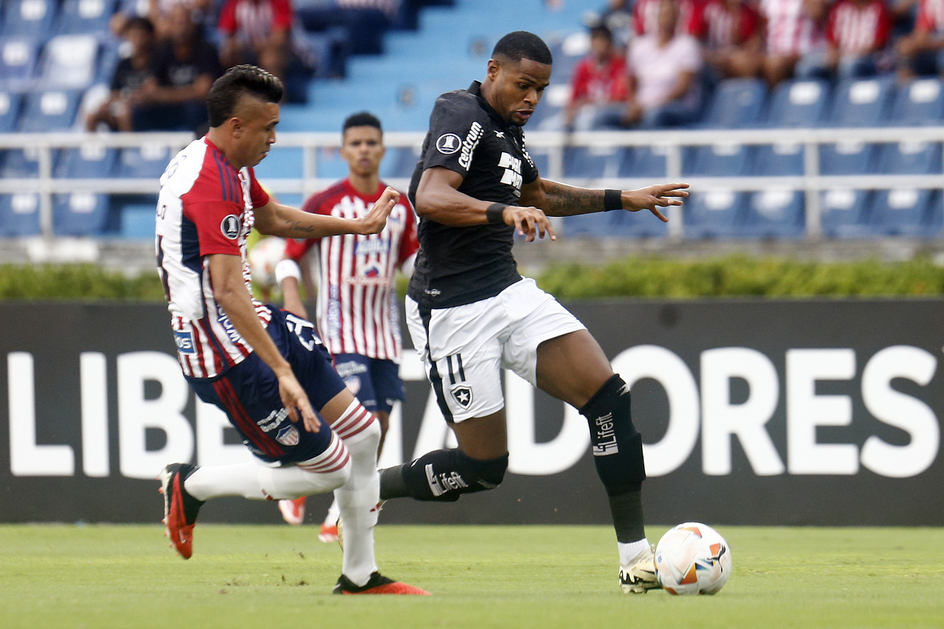 Júnior santos, do Botafogo, em ação contra o Junior Barranquilla - Vítor Silva/Botafogo