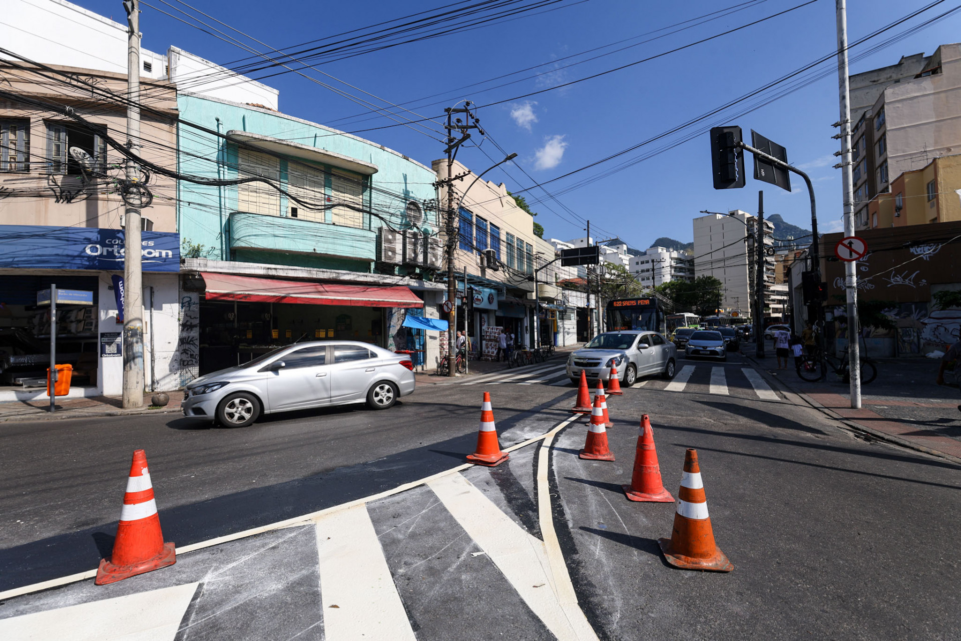 Nova sinaliza&ccedil;&atilde;o no cruzamento da Rua Uruguai com a Bar&atilde;o de Mesquita, na Tijuca, nesta ter&ccedil;a-feira (28) - Renan Areias/Ag&ecirc;ncia O Dia