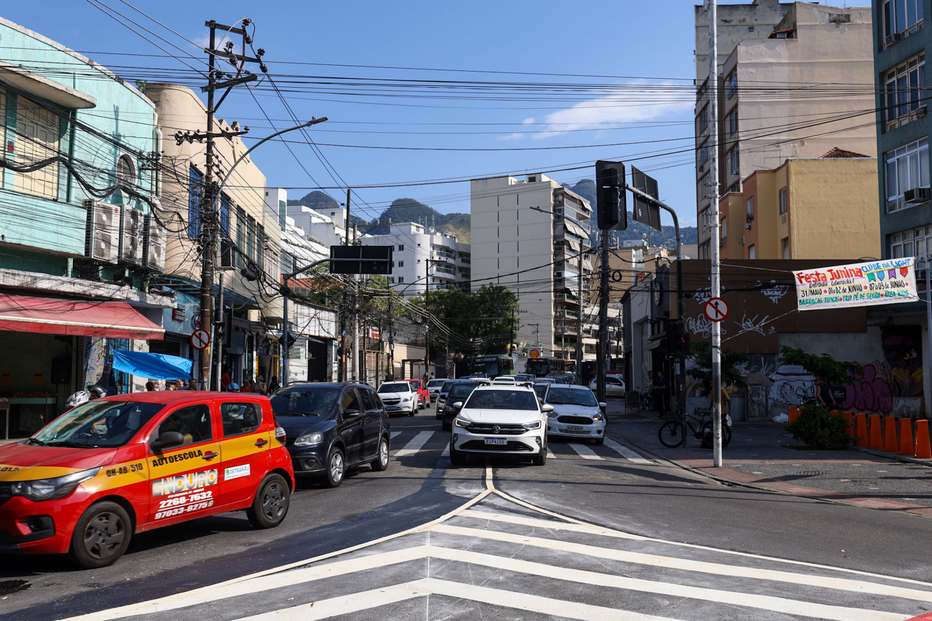 Nova sinaliza&ccedil;&atilde;o no cruzamento da Rua Uruguai com a Bar&atilde;o de Mesquita, na Tijuca, nesta ter&ccedil;a-feira (28) - Renan Areias/Ag&ecirc;ncia O Dia