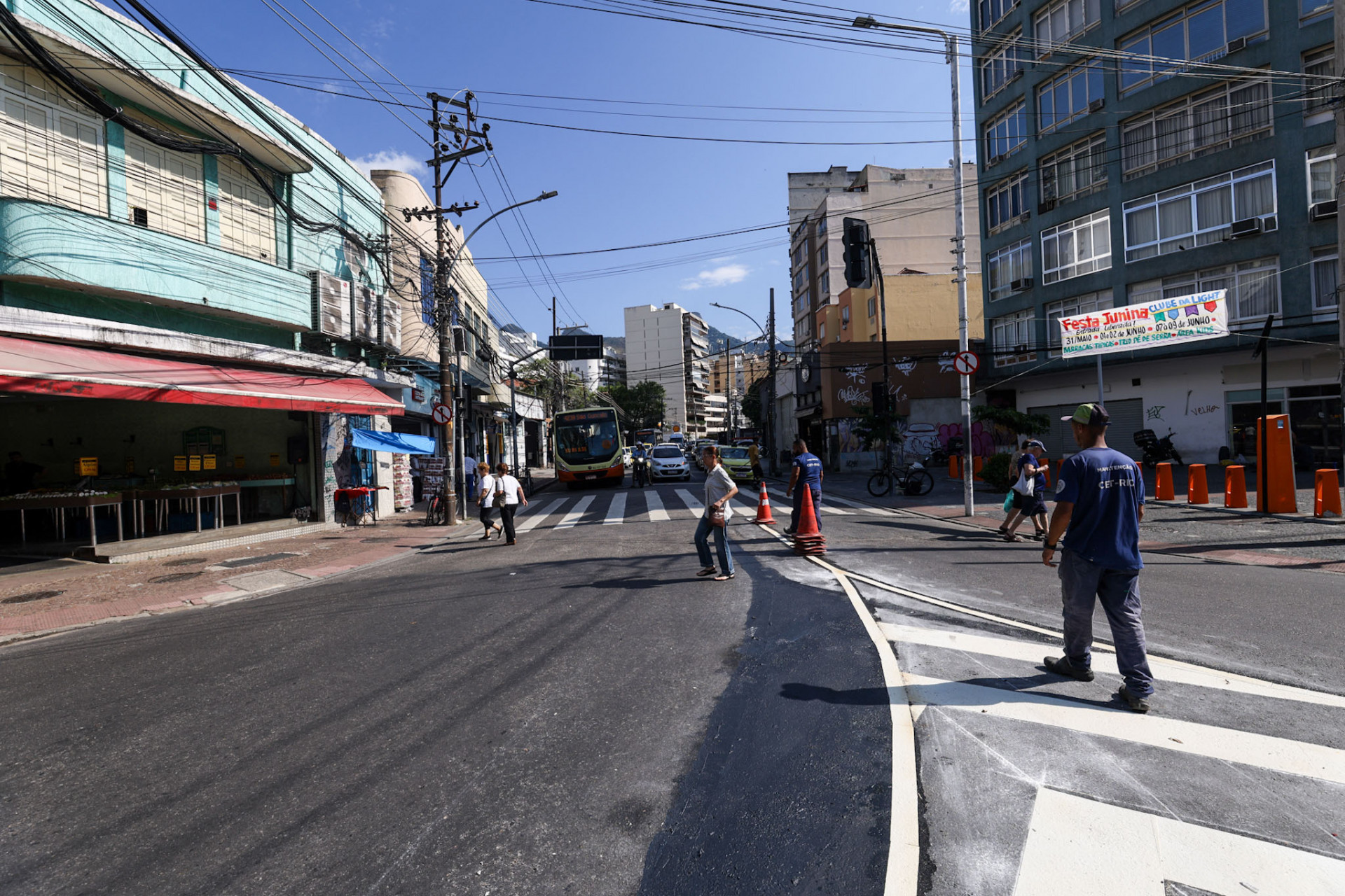 Nova sinaliza&ccedil;&atilde;o no cruzamento da Rua Uruguai com a Bar&atilde;o de Mesquita, na Tijuca, nesta ter&ccedil;a-feira (28) - Renan Areias/Ag&ecirc;ncia O Dia