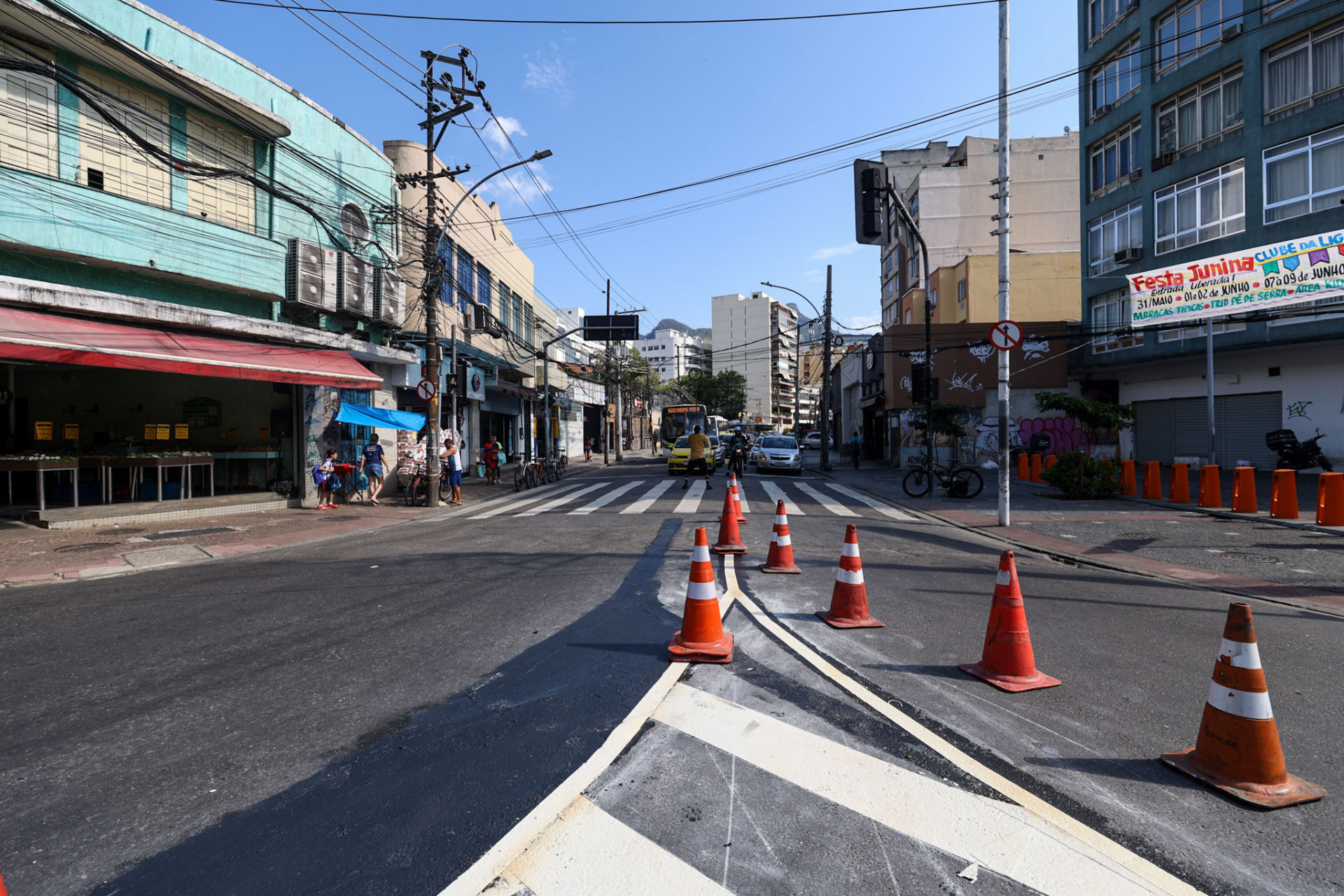 Nova sinaliza&ccedil;&atilde;o no cruzamento da Rua Uruguai com a Bar&atilde;o de Mesquita, na Tijuca, nesta ter&ccedil;a-feira (28) - Renan Areias/Ag&ecirc;ncia O Dia