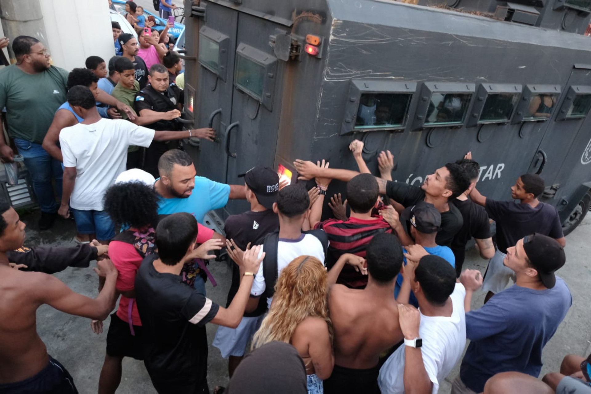 Moradores da Ilha do Governador queriam contato com suspeito de matar menina de 11 anos - Pedro Teixeira / Ag&ecirc;ncia O Dia