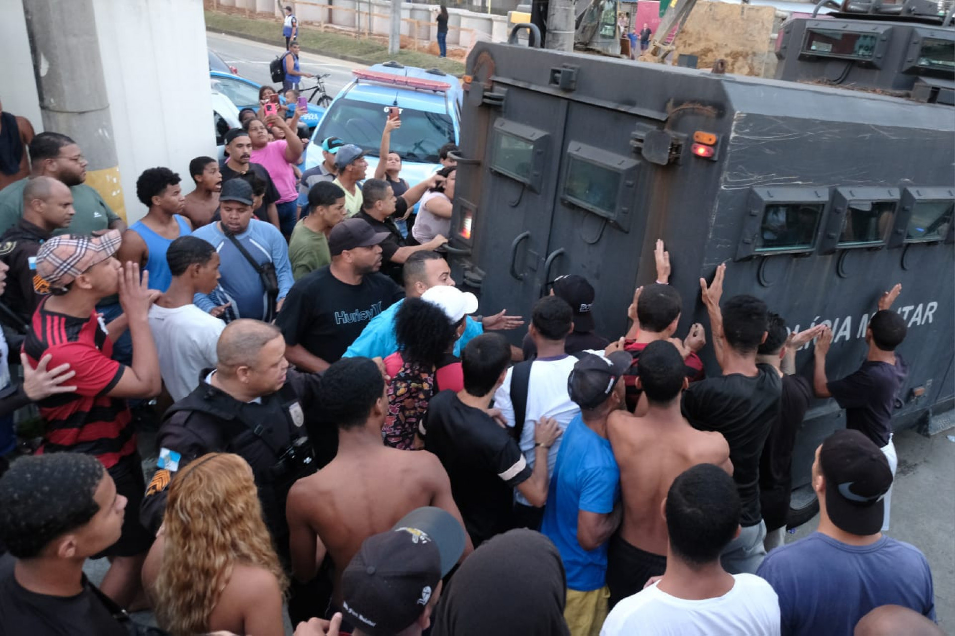 Moradores da Ilha do Governador queriam contato com suspeito de matar menina de 11 anos - Pedro Teixeira / Ag&ecirc;ncia O Dia