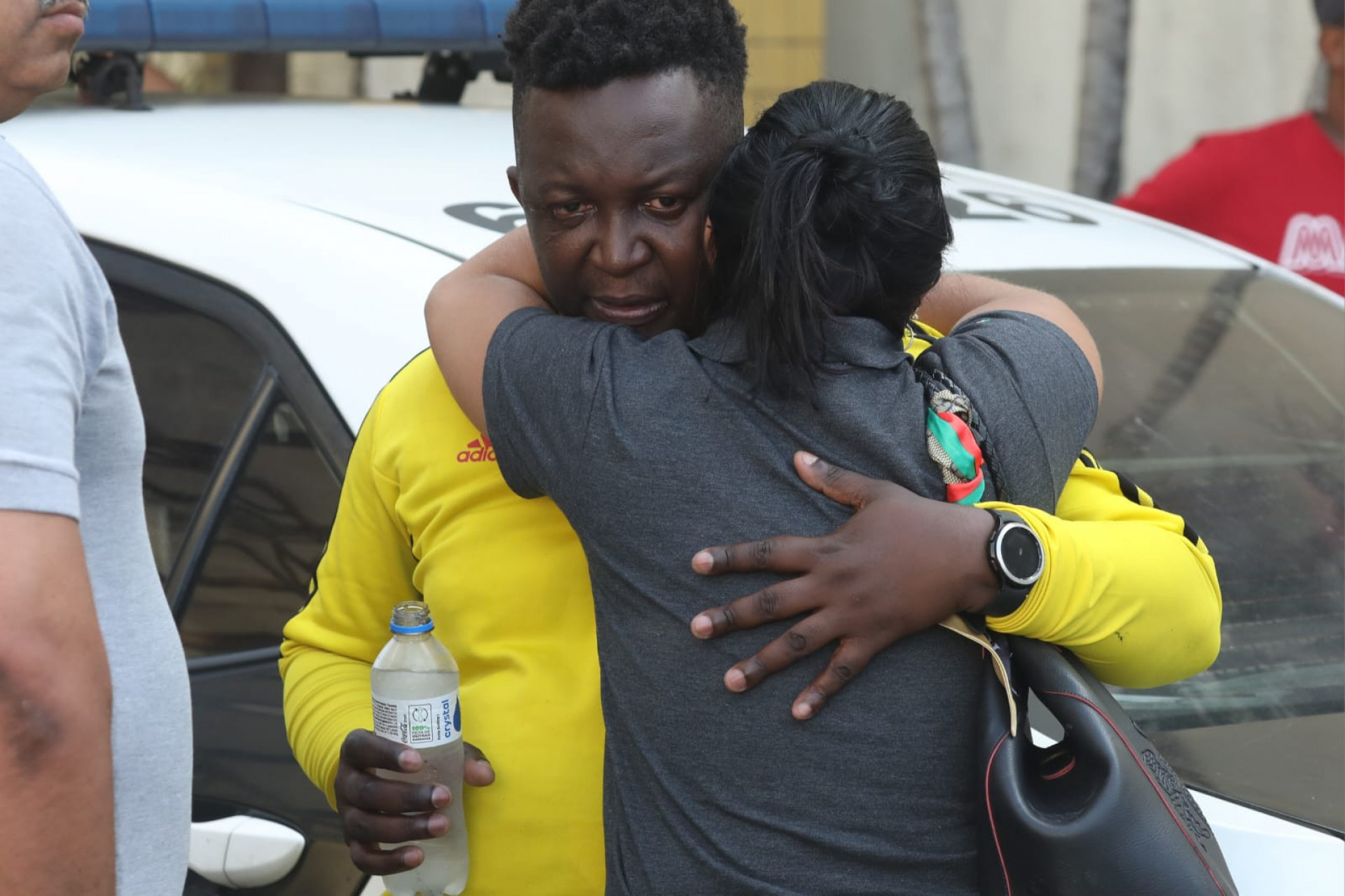 Paulo S&eacute;rgio da Silva, pai da menina encontrada morta em lixeira, foi amparado por amigos - Pedro Teixeira / Ag&ecirc;ncia O Dia