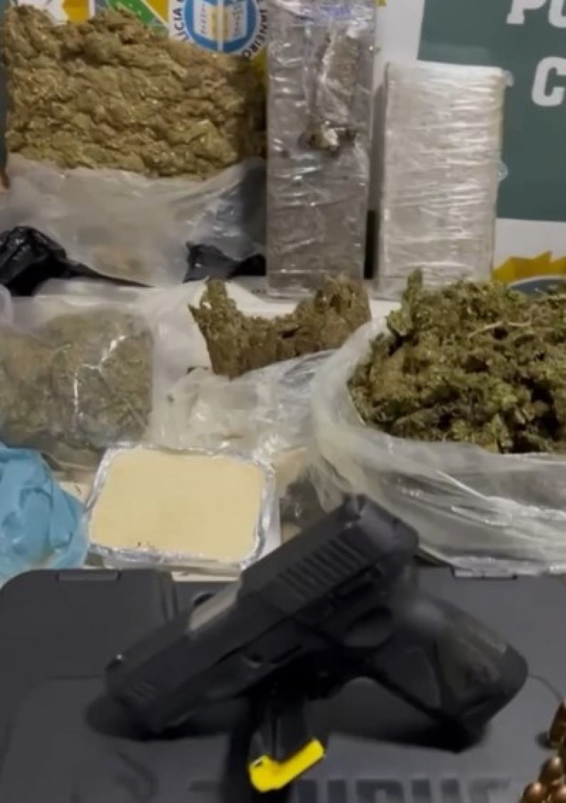 Policiais apreenderam drogas prontas para venda e uma pistola 9mm, com munições