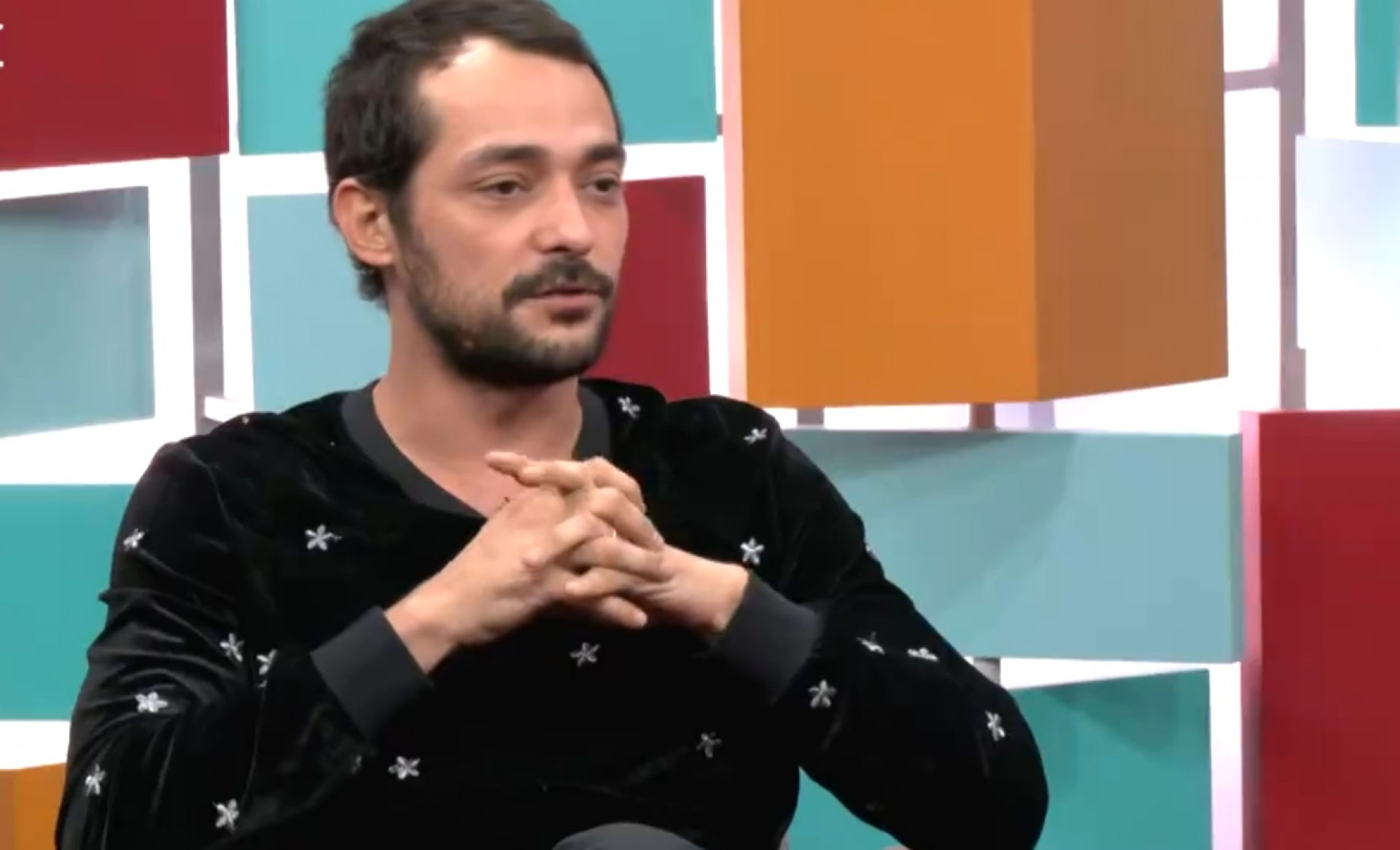 Eduardo Sterblitch relembra sexo 'cinematográfico' com a mulher - Reprodução de vídeo / GNT