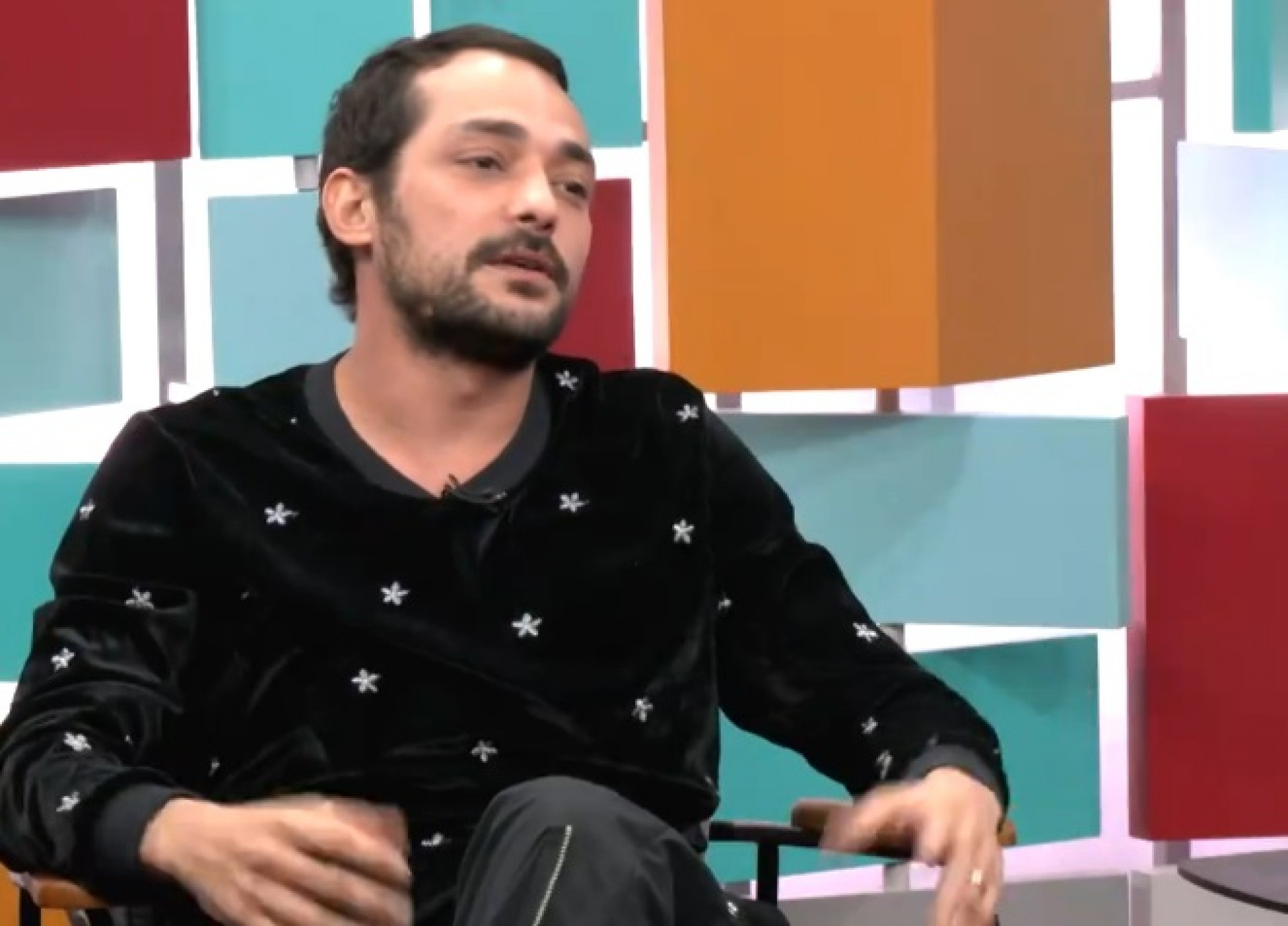 Eduardo Sterblitch relembra sexo 'cinematográfico' com a mulher - Reprodução de vídeo / GNT