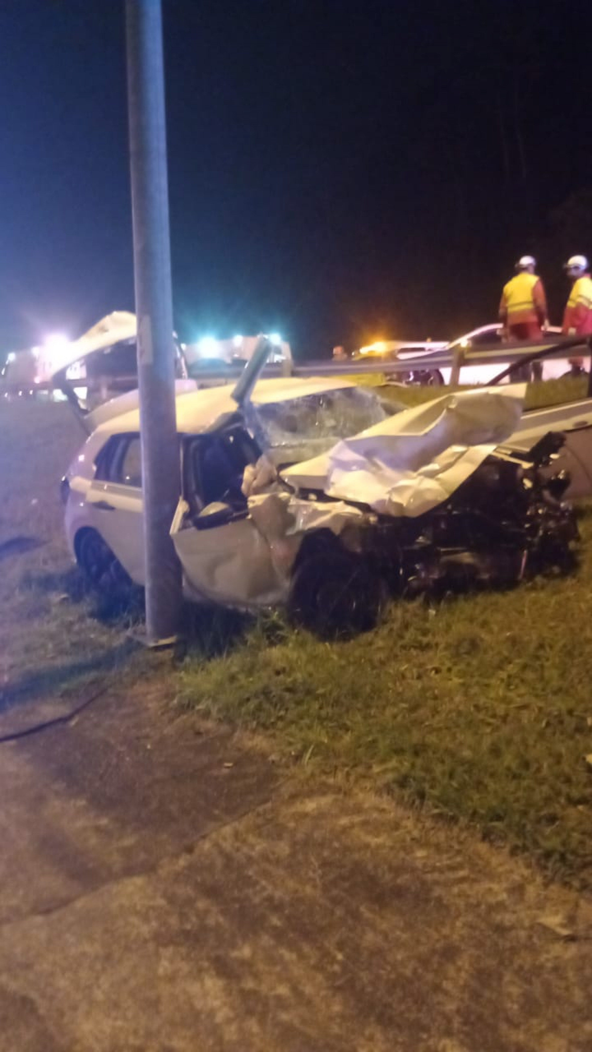 A parte da frente do ve&iacute;culo ficou completamente destru&iacute;da