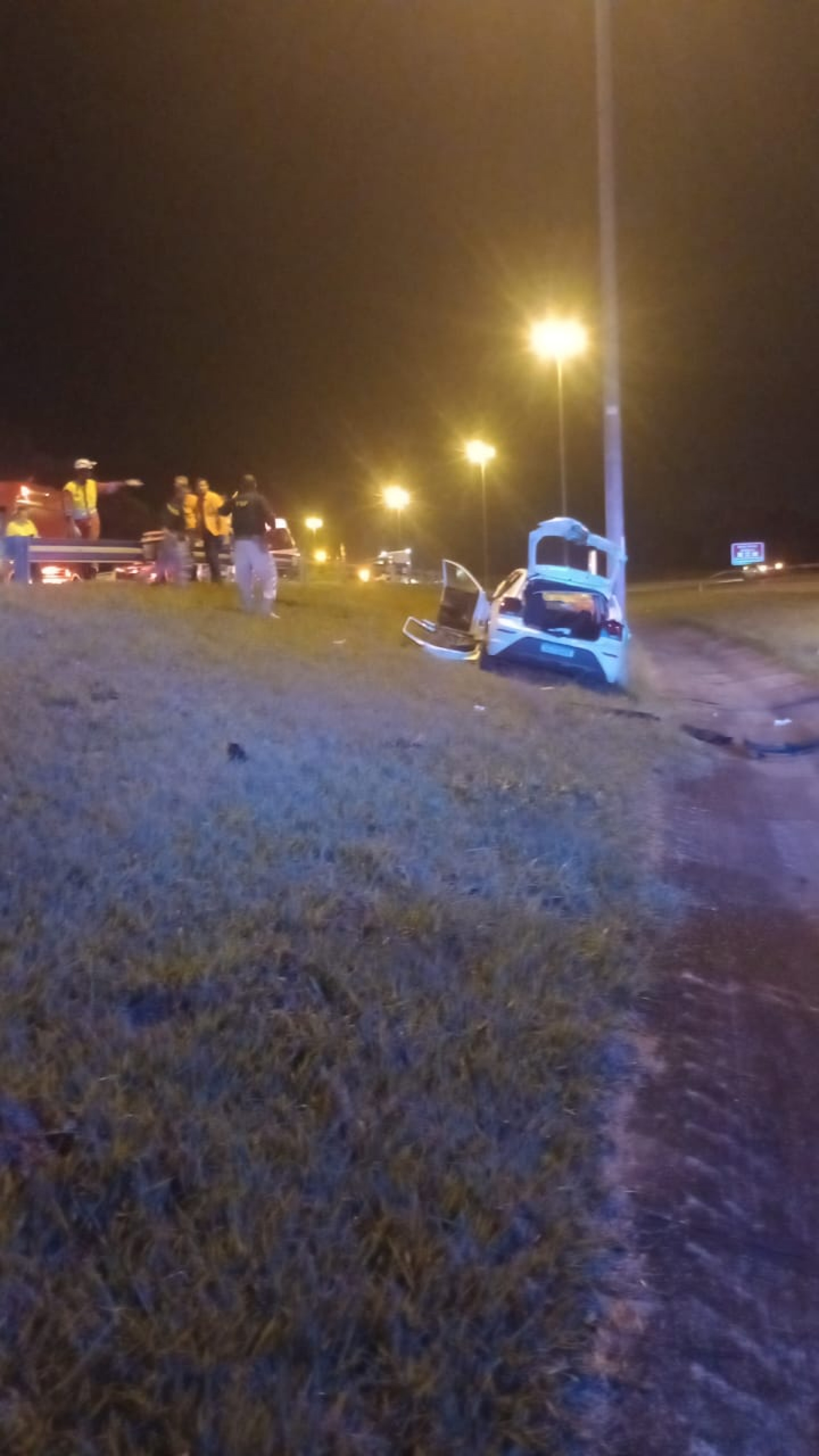 O veículo foi lançado para fora da pista com o impacto da batida