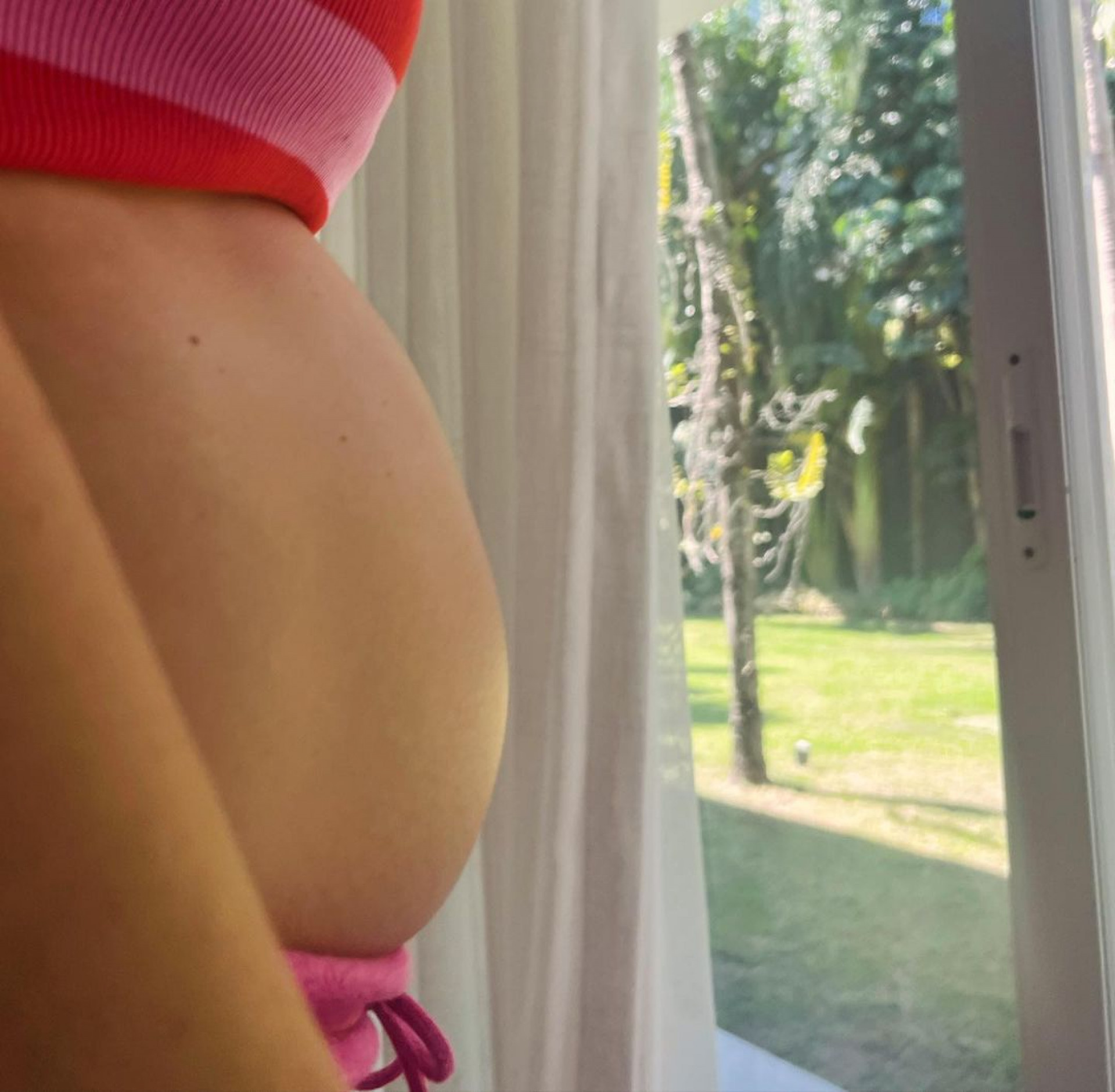 Grávida, Sthefany Brito posa em ensaio de fotos feito pelo filho de três anos - Reprodução