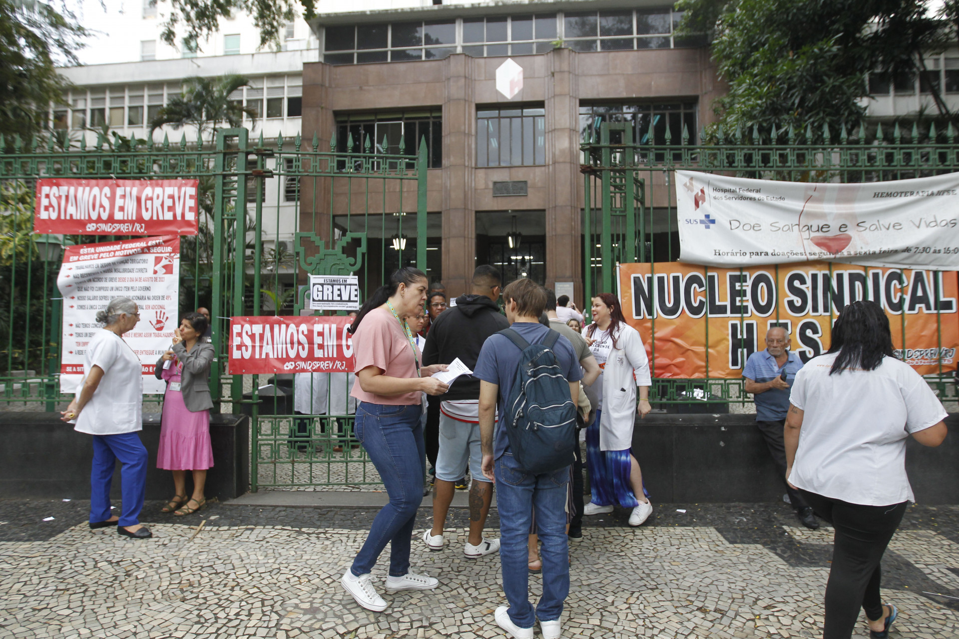 Movimenta&ccedil;&atilde;o na porta do Hospital Federal dos Servidores do Estado, nesta quarta-feira (29) - Reginaldo Pimenta/Ag&ecirc;ncia O Dia