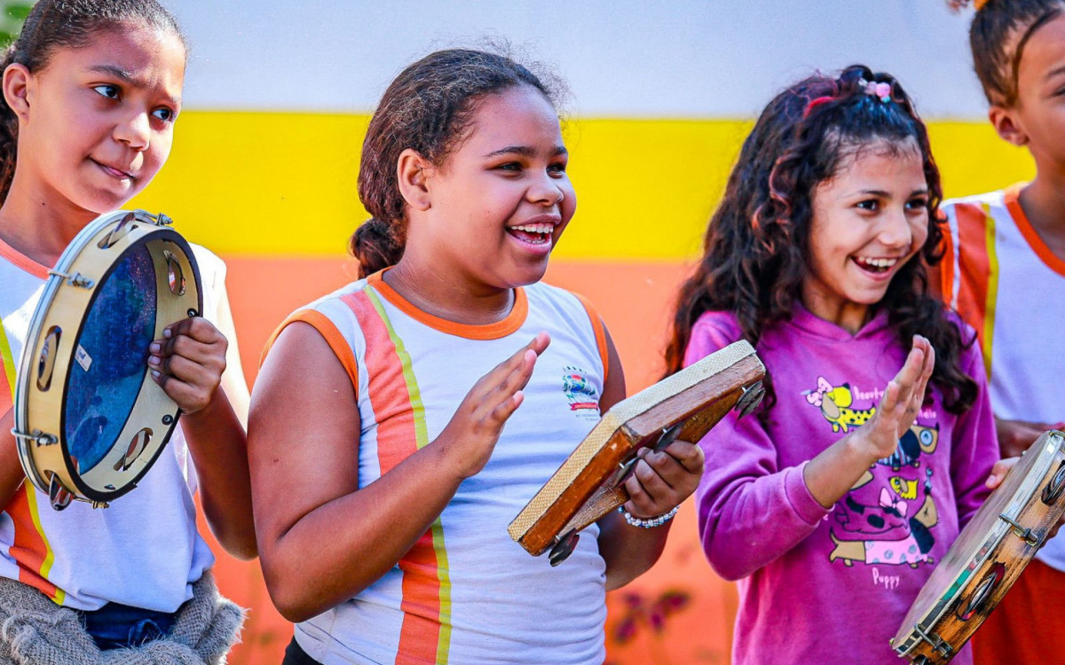 A aluna Larissa Beatriz (à direita) gosta de utilizar a música para aprender diversas matérias, principalmente matemática