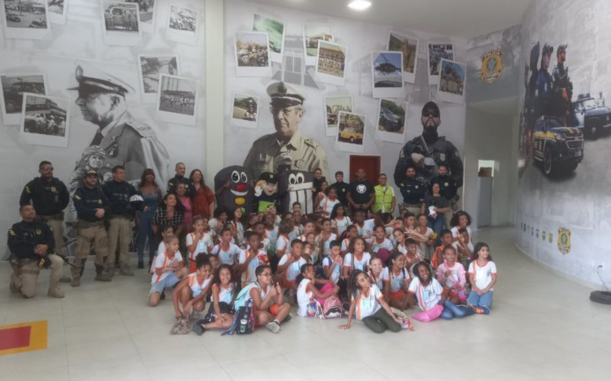As ações contaram com a participação de policiais do Grupo de Educação para o Trânsito (Getran - PRF/RJ) e do Grupo de Operações com Cães (GOC/PRF)
