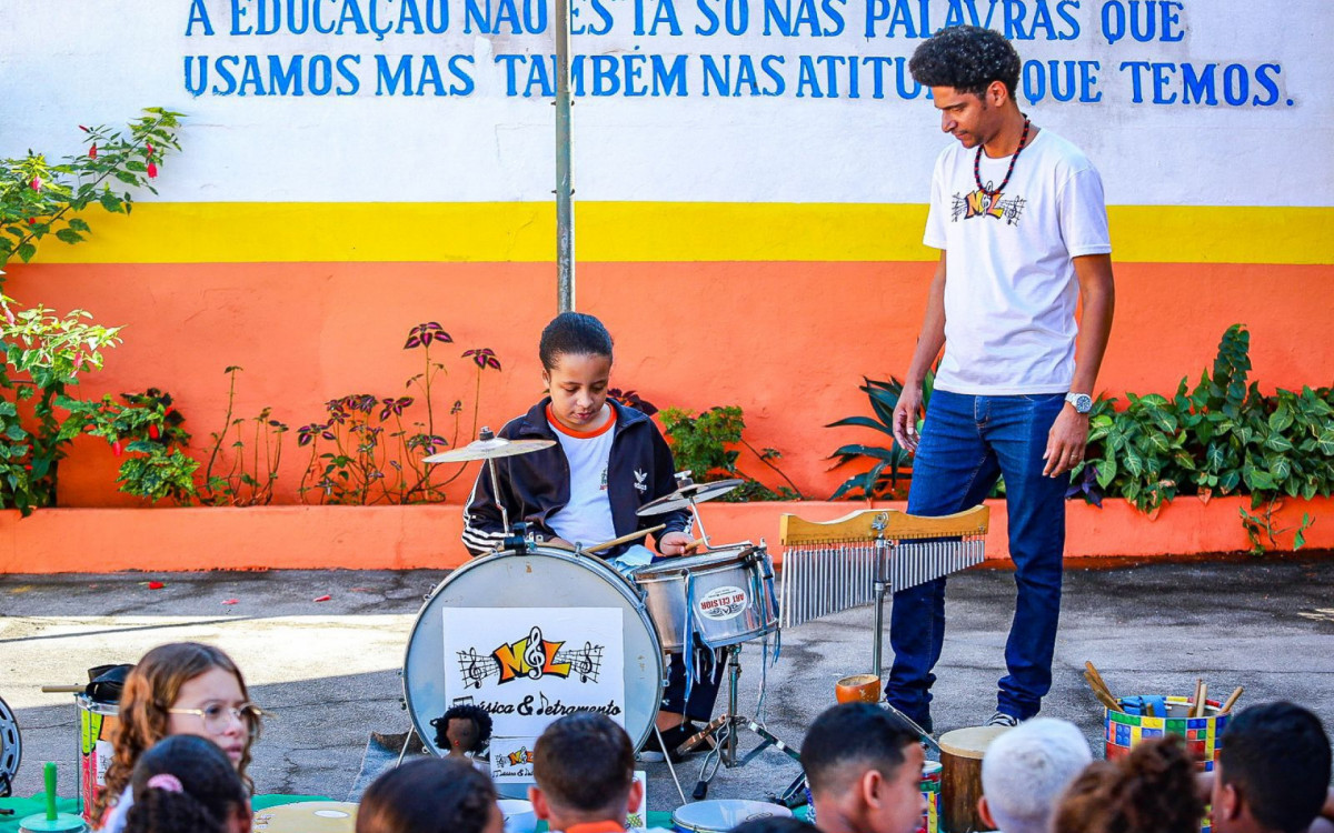 Carlos carvalho acompanha de perto o desenvolvimento dos alunos no projeto \