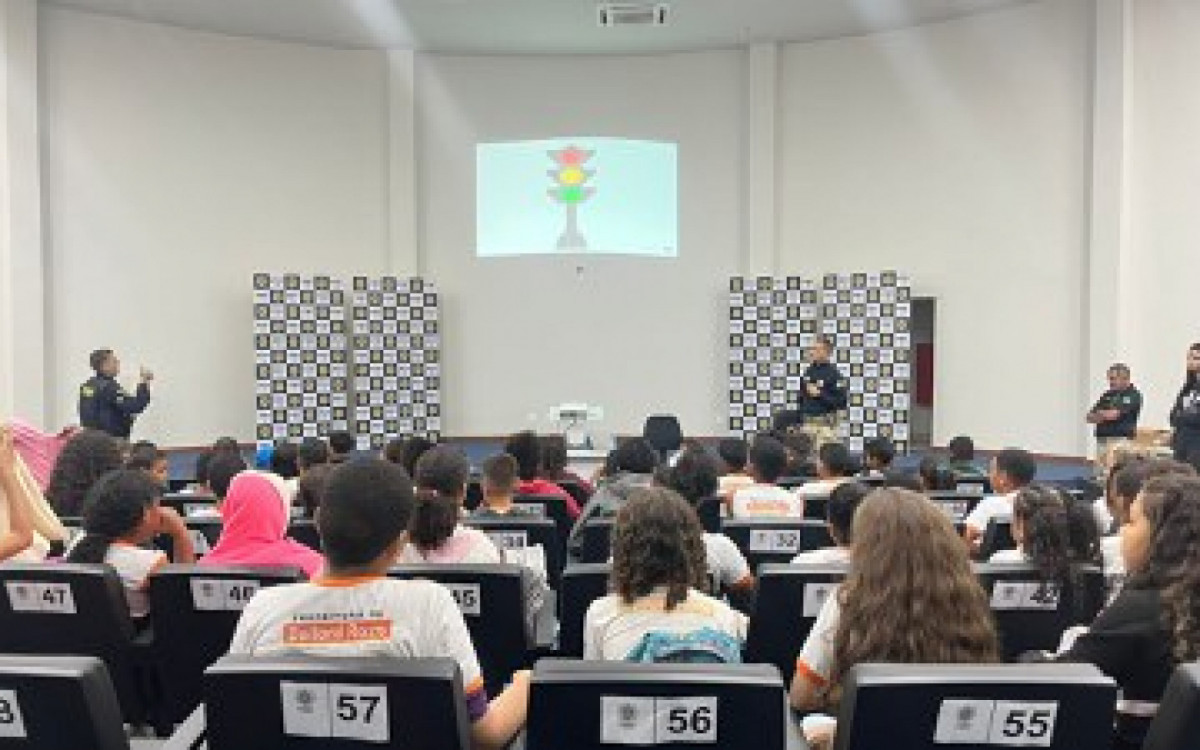 Os alunos assistiram a palestras e a vídeos com temas sobre regras de circulação de veículos e pedestres, sinalização, cores, entre outros assuntos afetos à área