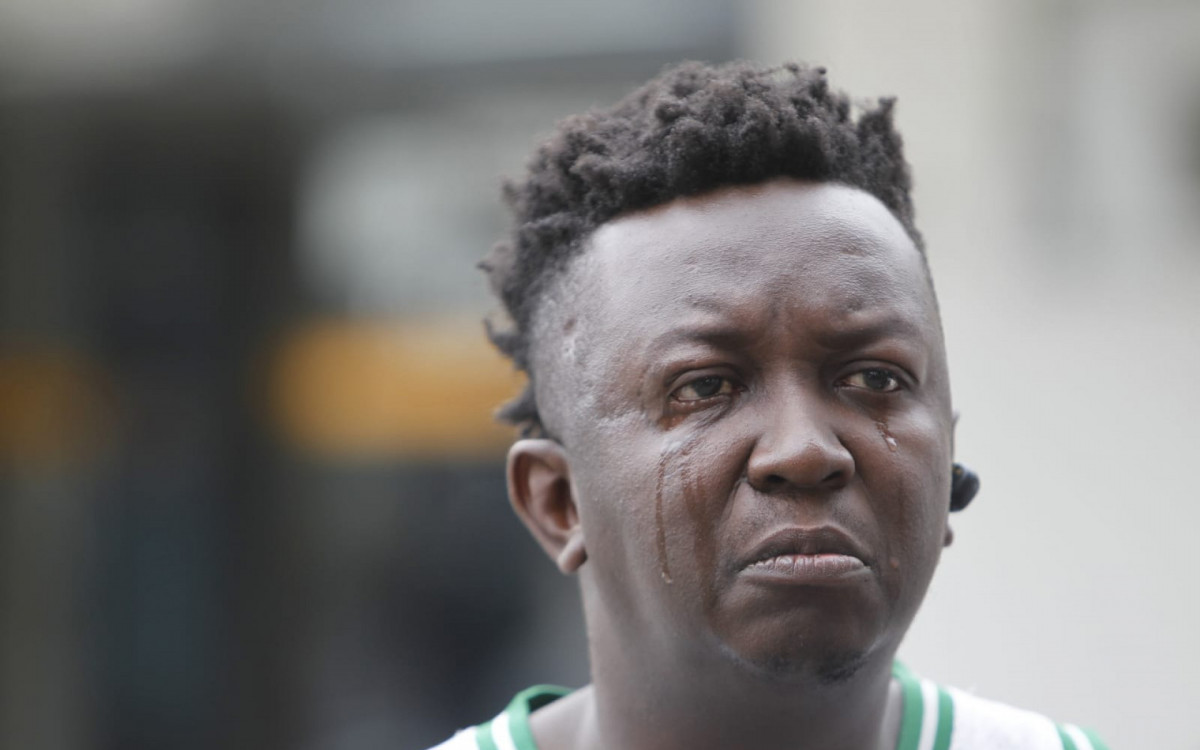 O pai da menina, Paulo S&eacute;rgio da Silva, n&atilde;o consegue conter as l&aacute;grimas ao falar da filha