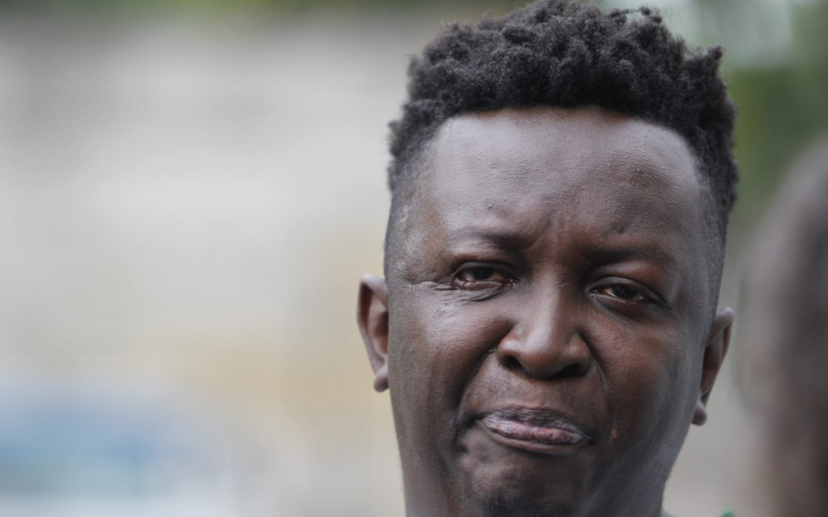 O pai da menina, Paulo S&eacute;rgio da Silva, n&atilde;o consegue conter as l&aacute;grimas ao falar da filha