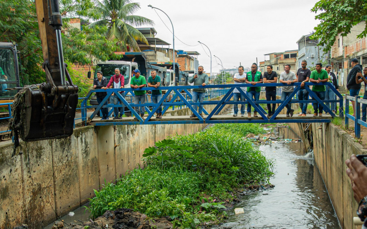 Além da draga, entre quatro e sete caminhões estão diariamente no local para retirar entulhos, colchões, lixo, sofás e outros materiais que a população joga na beira do rio